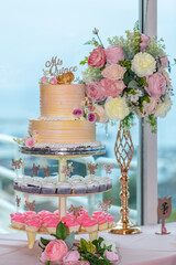 Quncea&ntilde;era Cake and  bouquet 