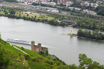 Naklejka premium Die Burgruine Ehrenfels bei Assmannshausen in Hessen und der Mäuseturm bei Bingen in Rheinland-Pfalz am Rhein