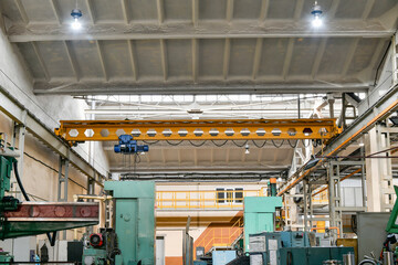 Crane in the workshop for lifting loads, with wire control.