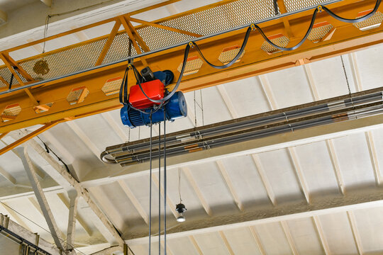 Overhead crane in the workshop with wire control.