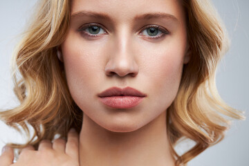 Obraz premium Pretty lady with clear skin posing with no makeup.