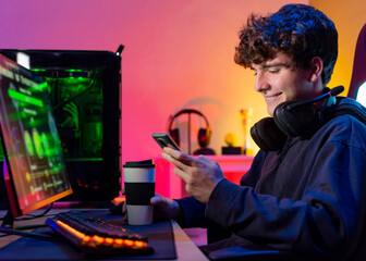 Cheerful gamer with smartphone and coffee © Gabriel Trujillo