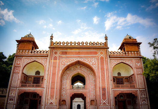 Exterior view of tomb of i'tim?d-ud-daulah