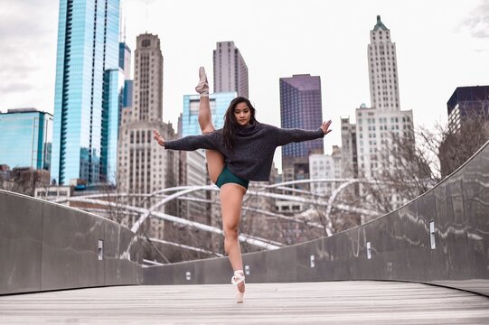 Woman doing a leg hold on pointe in the city