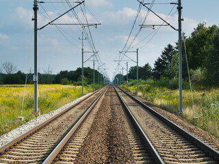 Linia kolejowa aż po horyzont. W okolicach miejscowości Mrozów na Dolnym Śląsku.