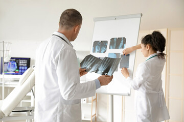 Obraz premium Doctors studying x-ray scans in clinic