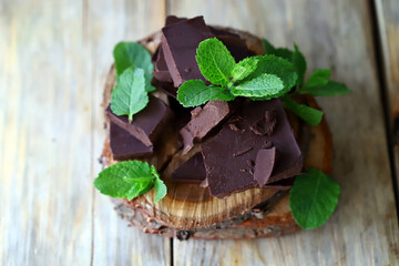  Dark chocolate pieces and fresh mint leaves.