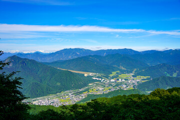 Fototapeta na wymiar 山の上から米処新潟県湯沢町を眺めた初秋の風景