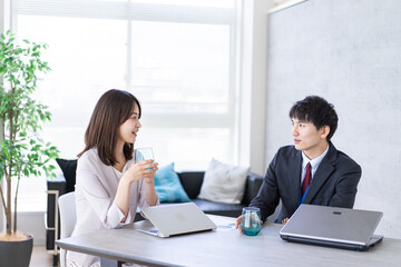 オフィスで楽しく話す男女