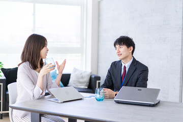オフィスで楽しく話す男女