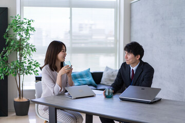 オフィスで楽しく話す男女