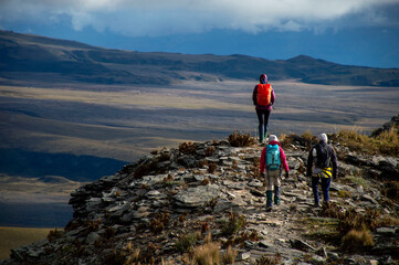 Obraz premium Hikers walking to the valley