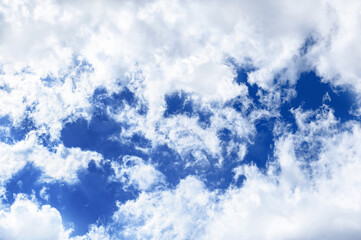 白い雲から覗く青空