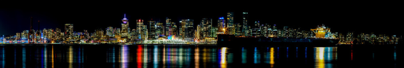 Fototapeta na wymiar Vancouver Downtown and Harbor at Night
