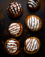 Cinnamon rolls with diferents toppings