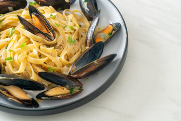 linguine spaghetti pasta vongole white wine sauce