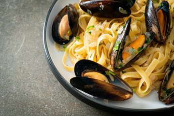 linguine spaghetti pasta vongole white wine sauce