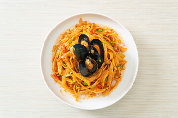 Spaghetti pasta with mussels or clams and tomato sauce