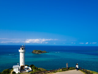 Fototapeta na wymiar 石垣島、エメラルドグリーンの海と平久保灯台