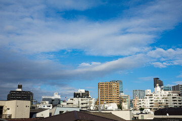 Fototapeta premium 都市の風景 空と雲と市街地