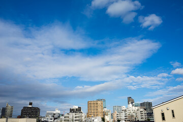 Fototapeta premium 都市の風景 空と雲と市街地