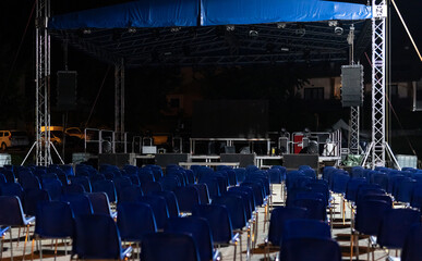 seats without people, a deserted audience, an empty place