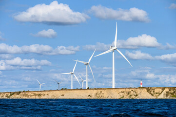 Windkraftanlagen vor der Küste
