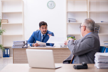 Obraz premium Two colleagues working in the office