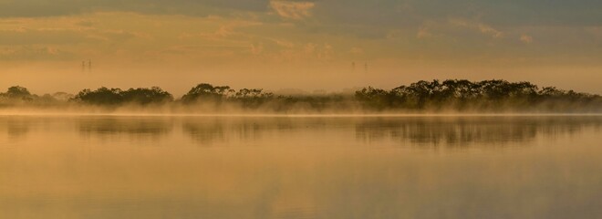 朝霧に包まれたウトナイ湖のパノラマ情景＠北海道