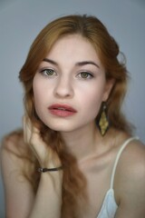 Naklejka premium Hübsche junge Frau mit rotem Haar