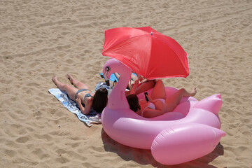 Jeunes baigneuses bronzant sur une plage