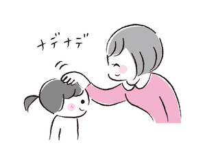 ママに頭を撫でられて嬉しそうな娘