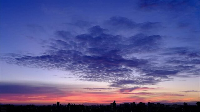 都会の夜明け。日の出と雲の動きをタイムラプス動画で撮影