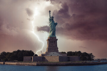 View on Statue liberty from Hudson river on the stormy sky with lightning strike - obrazy, fototapety, plakaty