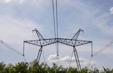 Overhead power line, power transmission line, support of high-voltage overhead power line