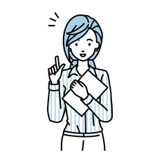 立って書類を手に持って何かひらめいたブラウスの女性