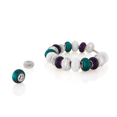 Buntes Perlenarmband mit austauschbaren Charms – Freisteller Schmuckaccessoire