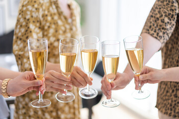 パーティーで乾杯をする若い男女