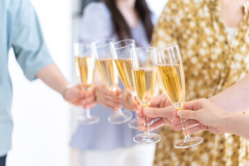 パーティーで乾杯をする若い男女