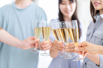 パーティーで乾杯をする若い男女
