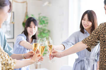 パーティーで乾杯をする若い男女