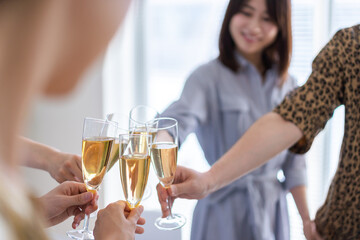 パーティーで乾杯をする若い男女