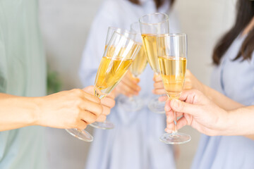 パーティーで乾杯をする若い男女