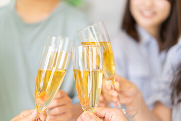 パーティーで乾杯をする若い男女