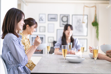 みんなで食事をする若い男女