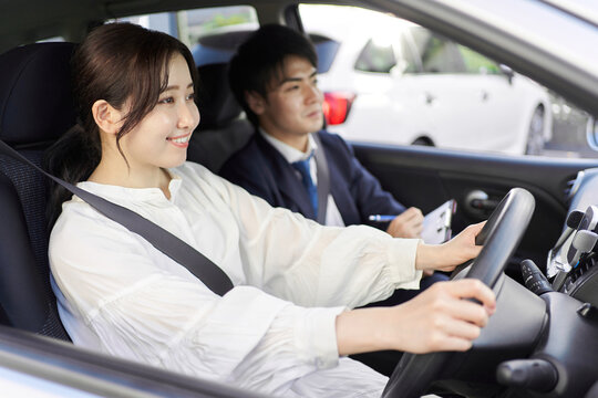 車の運転の教習を受ける女性