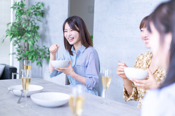 みんなで食事をする若い男女