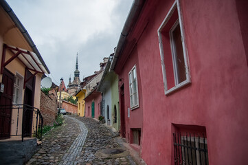 Wąska kamienna uliczka z kolorowymi budynkami
