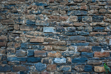 Una pared de piedras de color azul y marrón