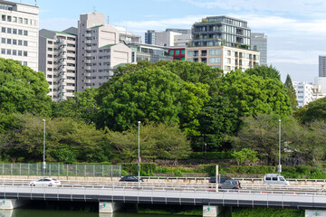 千鳥ヶ淵から臨む、高級マンションと首都高速そして皇居の堀